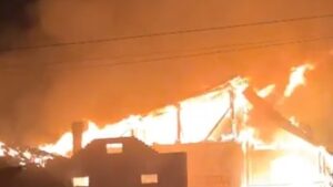 Incendiu la o casă din Felnac: acoperișul și trei încăperi, cuprinse de flăcări