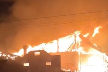 Incendiu la o casă din Felnac: acoperișul și trei încăperi, cuprinse de flăcări