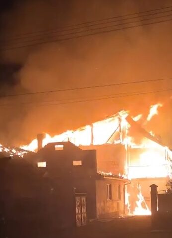 Incendiu la o casă din Felnac: acoperișul și trei încăperi, cuprinse de flăcări