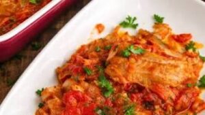 Pește Plaki – rețetă grecească la cuptor, cu roșii și ierburi aromatice