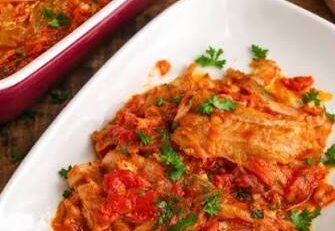 Pește Plaki – rețetă grecească la cuptor, cu roșii și ierburi aromatice