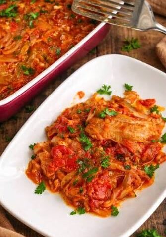 Pește Plaki – rețetă grecească la cuptor, cu roșii și ierburi aromatice