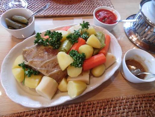 Pot-au-feu – rețeta tradițională franceză pentru Prânzul de Duminică