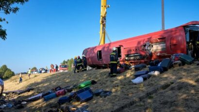 12 persoane au murit după ce un autocar polonez a ieşit de pe autostrada M3 din Ungaria