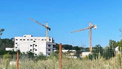 În plină vară, în Reșița se lucrează pe mai multe șantiere