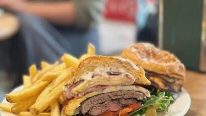 Chivito uruguayan – rețeta celebrului sandviș cu vită, mozzarella și bacon