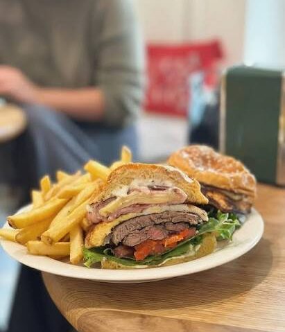 Chivito uruguayan – rețeta celebrului sandviș cu vită, mozzarella și bacon