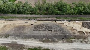 Descoperire arheologică majoră pe traseul viitoarei căi ferate Caransebeş-Lugoj: peste 500 de morminte preistorice