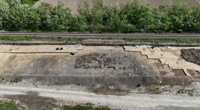 Descoperire arheologică majoră pe traseul viitoarei căi ferate Caransebeş-Lugoj: peste 500 de morminte preistorice