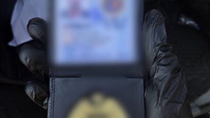 Tâlhărie calificată în Timiș: 90.000 de lire sterline furate după un fals control antidrog