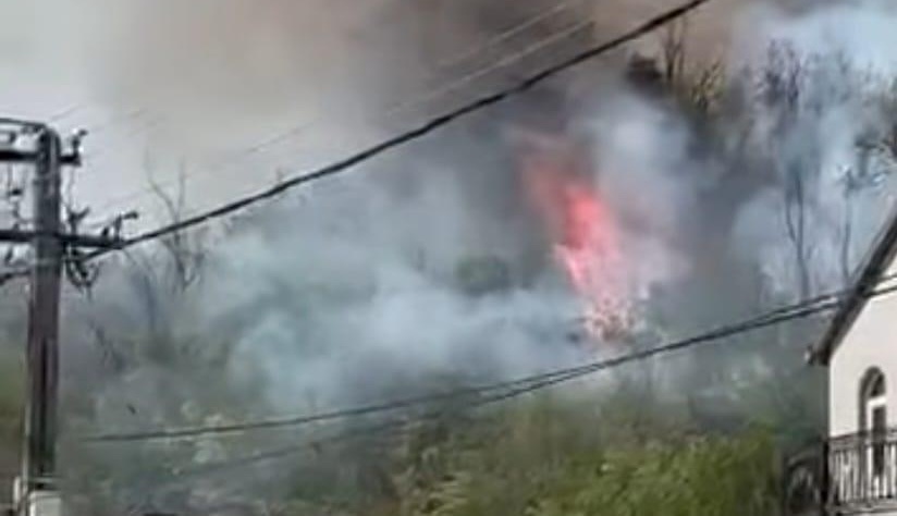 Incendiul de vegetație din zona Câlnic s-a reaprins. Pompierii intervin cu forțe suplimentare și un elicopter