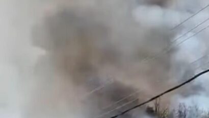 Incendiul de vegetație din zona Câlnic s-a reaprins. Pompierii intervin cu forțe suplimentare și un elicopter