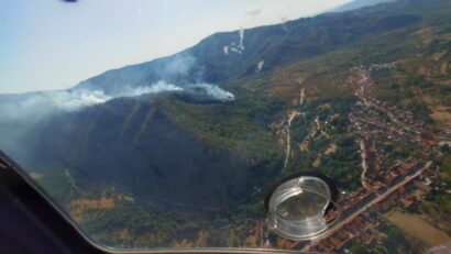 Incendii de vegetație și fond forestier în Caraș-Severin. Pompierii continuă intervențiile în patru zone