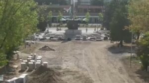Parcul Tricolorului din Reșița: se montează pavajul din granit și se pregătesc noile dotări