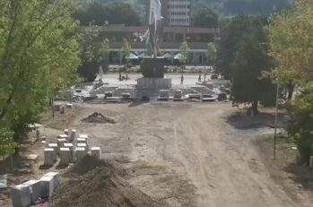 Parcul Tricolorului din Reșița: se montează pavajul din granit și se pregătesc noile dotări