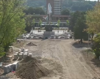 Parcul Tricolorului din Reșița: se montează pavajul din granit și se pregătesc noile dotări