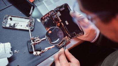 Noi drepturi pentru consumatorii din UE: Producătorii vor fi obligați să repare mai ușor telefoanele și electrocasnicele, inclusiv după expirarea garanției