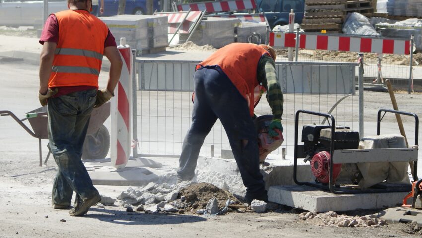 ITM Caraș-Severin avertizează angajatorii: Protecția lucrătorilor pe timp de caniculă este obligatorie. Amenzi de până la 2.500 de lei
