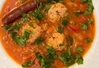 Prânzul de duminică: Mușchiuleț de porc cu varză roșie și pâine la abur
