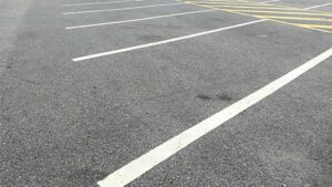 Parcările cu plată din Arad, marcate în perioada 24 august – 3 septembrie. Ce străzi sunt vizate