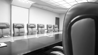 Consilierii locali şi judeţeni, angajaţi la stat, trebuie să aleagă între mandat şi funcţie