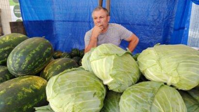 La Fârliug legumele sunt cultivate cu muncă și răbdare. Producătorul Ionel Ianca: „Dacă știm să lucrăm, știm să și vindem ca să nu rămânem cu marfa pe câmp”