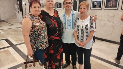 „File de tradiție”, expoziția lui Denis Țară care readuce tradițiile românești în atenția publicului reșițean