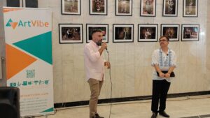 „File de tradiție”, expoziția lui Denis Țară readuce tradițiile românești în atenția publicului reșițean