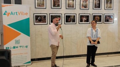 „File de tradiție”, expoziția lui Denis Țară care readuce tradițiile românești în atenția publicului reșițean