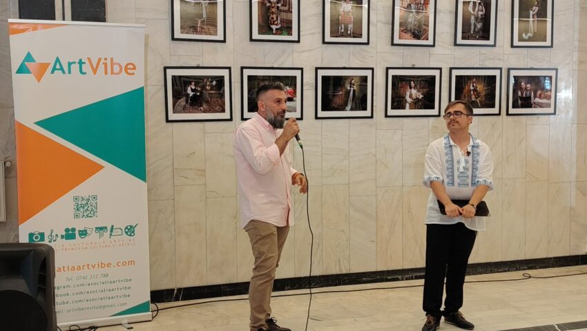„File de tradiție”, expoziția lui Denis Țară readuce tradițiile românești în atenția publicului reșițean