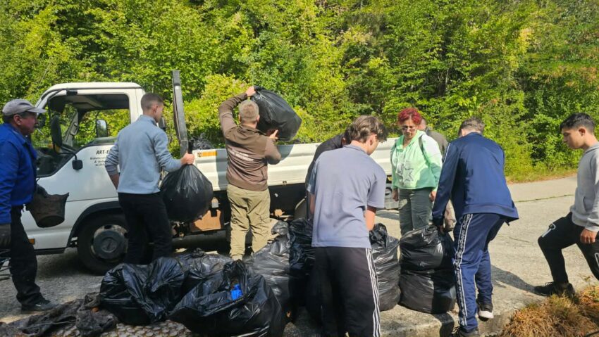 Ziua Națională de Curățenie a debutat în Caraș-Severin: 28 de voluntari au colectat 20 de saci de deșeuri în Parcul Național Semenic-Cheile Carașului