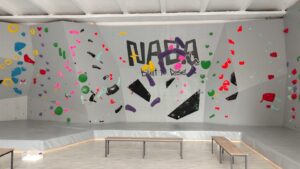 Hai la căţărat! Primul perete de bouldering din Reşiţa îi aşteaptă pe amatorii de senzaţii tari