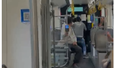 Bărbat reținut după ce ar fi agresat un pasager într-un tramvai din Reșița