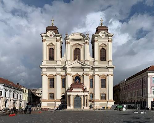 „Drumul meu spre liturghie”, expoziție semnată de Nora și Nada Stîngu, la Timișoara