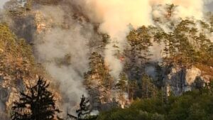 Sute de pompieri și elicoptere mobilizate pentru stingerea incendiilor din Parcul Național Domogled – Valea Cernei