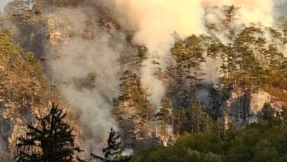 Sute de pompieri și elicoptere mobilizate pentru stingerea incendiilor din Parcul Național Domogled – Valea Cernei