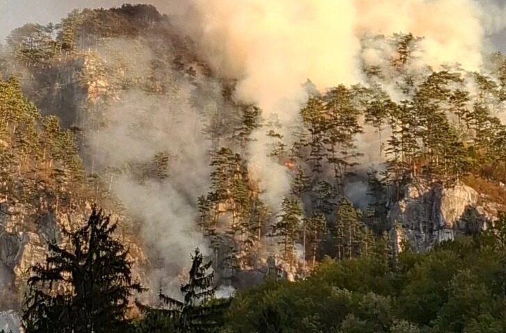 Sute de pompieri și elicoptere mobilizate pentru stingerea incendiilor din Parcul Național Domogled – Valea Cernei