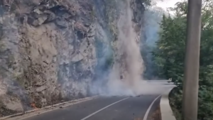 Trafic oprit pe DN 67D, în afara Băilor Herculane, din cauza unui incendiu de vegetație