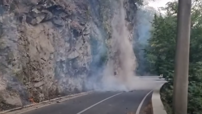 Trafic oprit pe DN 67D, în afara Băilor Herculane, din cauza unui incendiu de vegetație