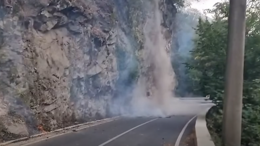 Trafic oprit pe DN 67D, în afara Băilor Herculane, din cauza unui incendiu de vegetație