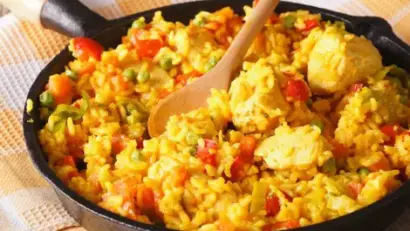 Pui cu orez în stil columbian. Rețetă cu legume, cârnați afumați și turmeric