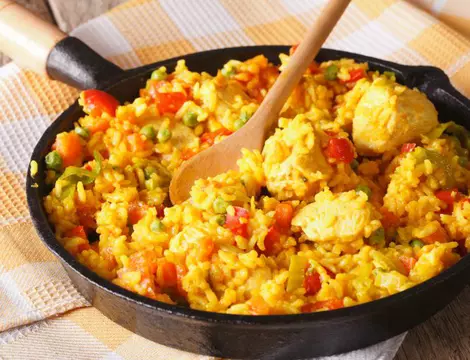 Pui cu orez în stil columbian. Rețetă cu legume, cârnați afumați și turmeric