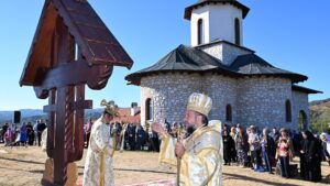 Binecuvântare arhierească la Mănăstirea Petroșnița. Episcopul Lucian a oficiat Sfânta Liturghie