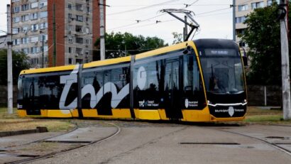 Primul tramvai electric din lotul de 10 garnituri Bozankaya a ajuns la Timișoara