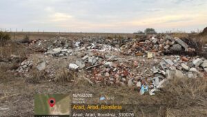 Depozitare ilegală de deșeuri pe 1.600 de metri pătrați, în Arad. Au fost găsite și plăci de azbociment
