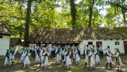 Festivalul Naţional de Folclor „Tradiţii la Români”