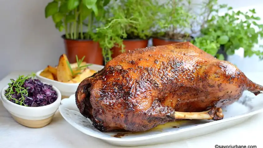 Gâscă friptă ca în Insulele Falkland. Rețetă tradițională cu carne fragedă, piele crocantă și legume la cuptor
