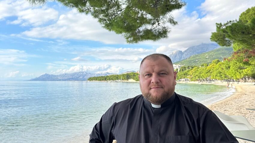 Părintele romano-catolic Ionuc Vasile Hojda, despre credință, vocație și pelerinajele care apropie oamenii de Dumnezeu