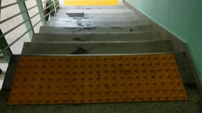 Spitalul Județean de Urgență Reșița montează covoare tactile pentru persoanele nevăzătoare