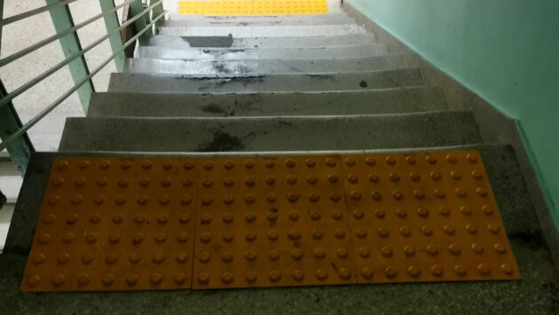 Spitalul Județean de Urgență Reșița montează covoare tactile pentru persoanele nevăzătoare